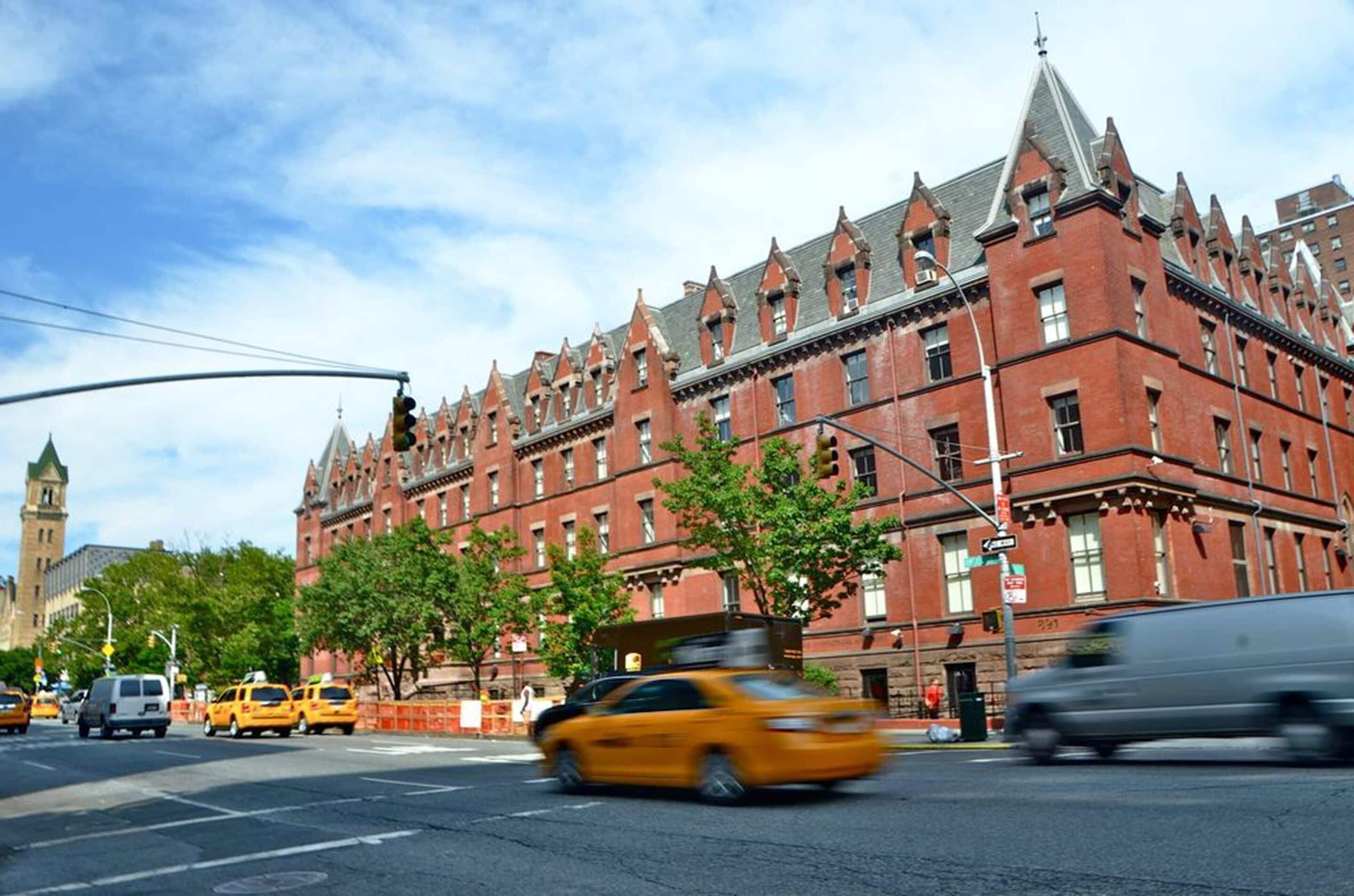 Where to Stay Near Rockefeller Center: 6 Airport Hotels Compared