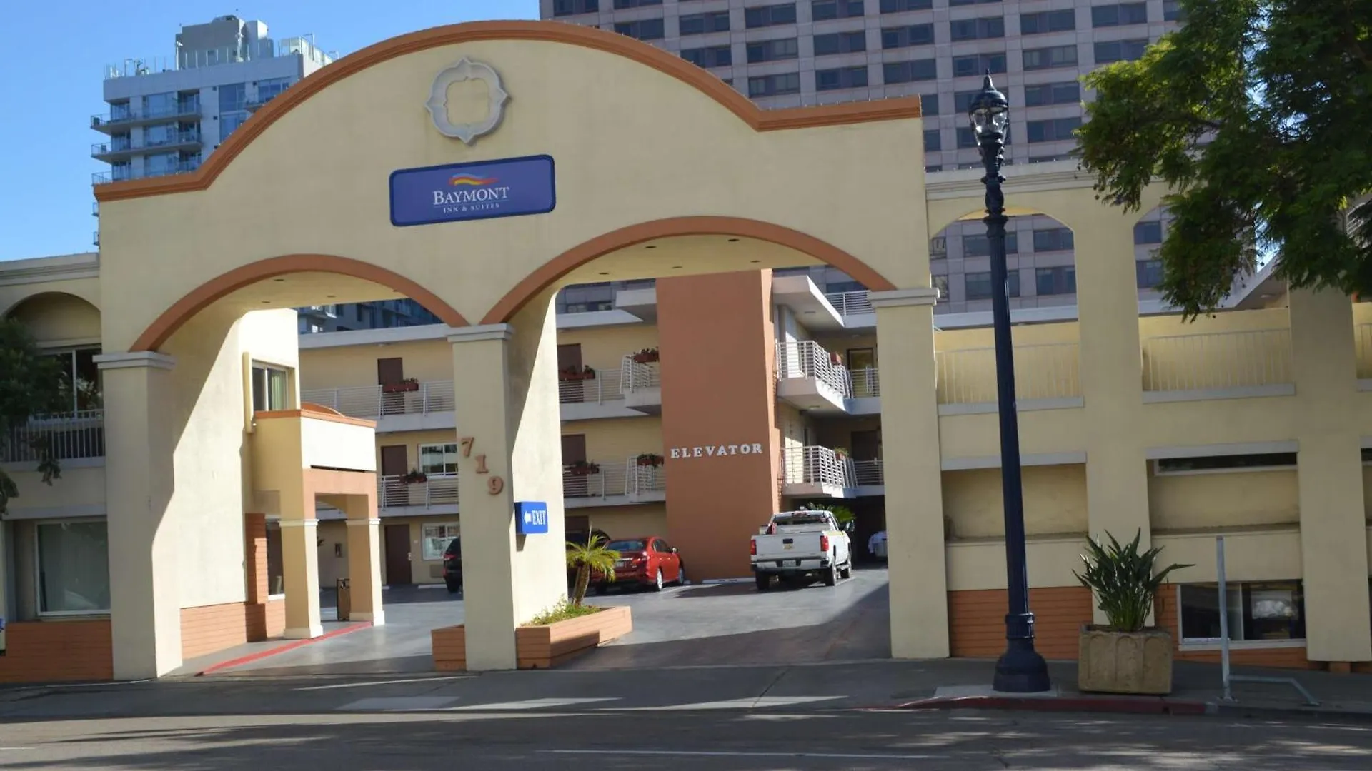 15 Airport Hotels Close to University of San Diego
