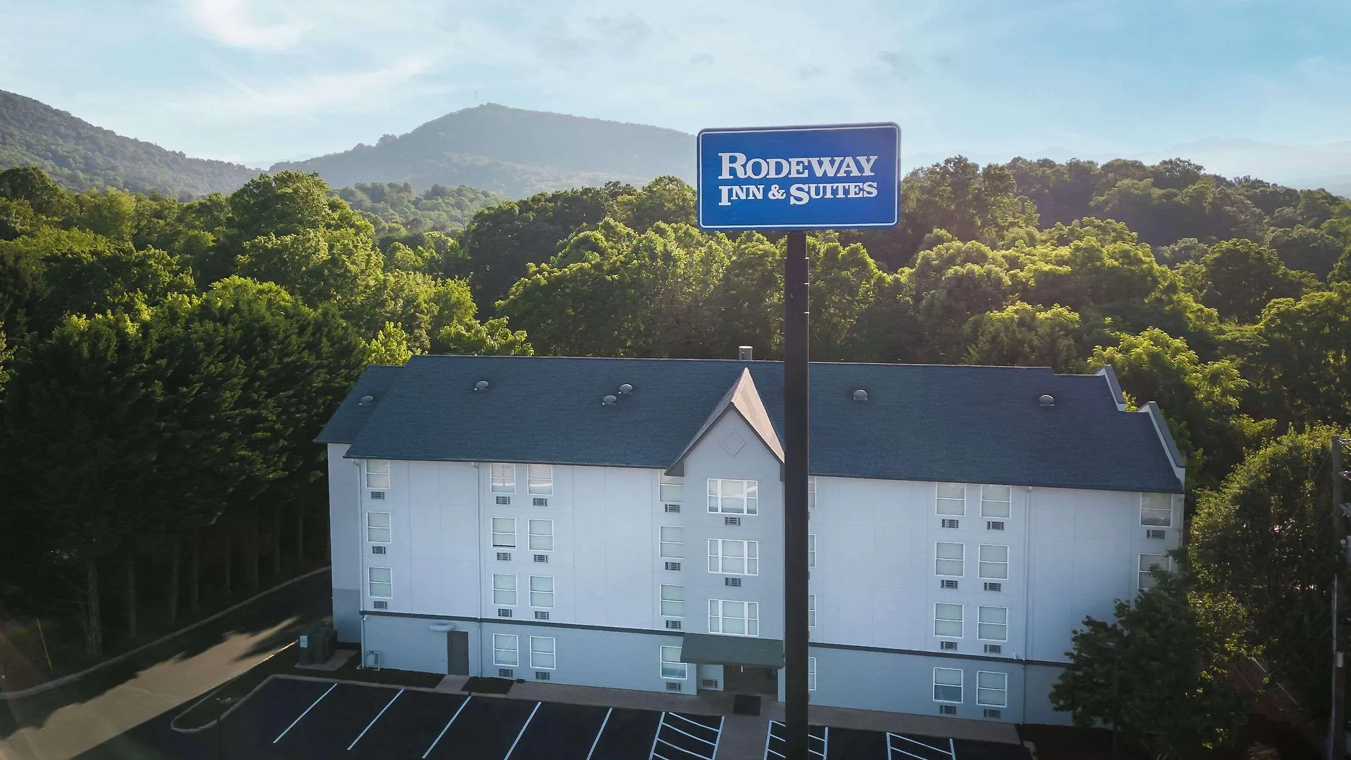 8 Budget Hotels Near Biltmore Estate Worth Booking