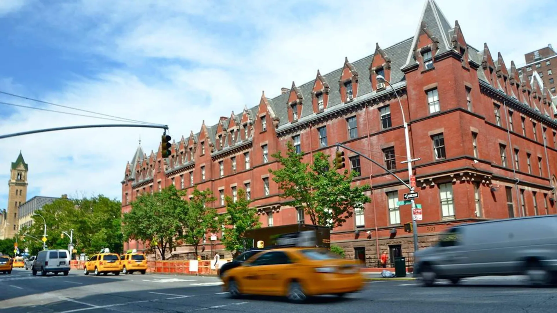 Where to Stay Near Rockefeller Center: 6 Airport Hotels Compared