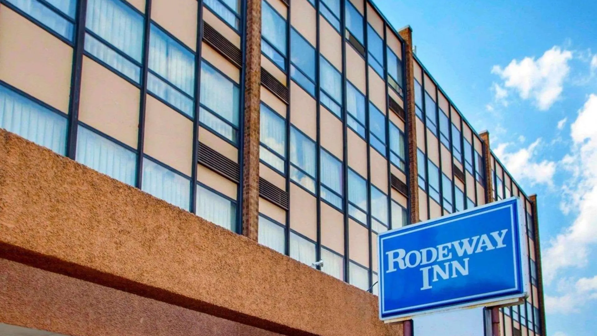 4 Airport Hotels Near 9/11 Memorial for Easy NYC Access
