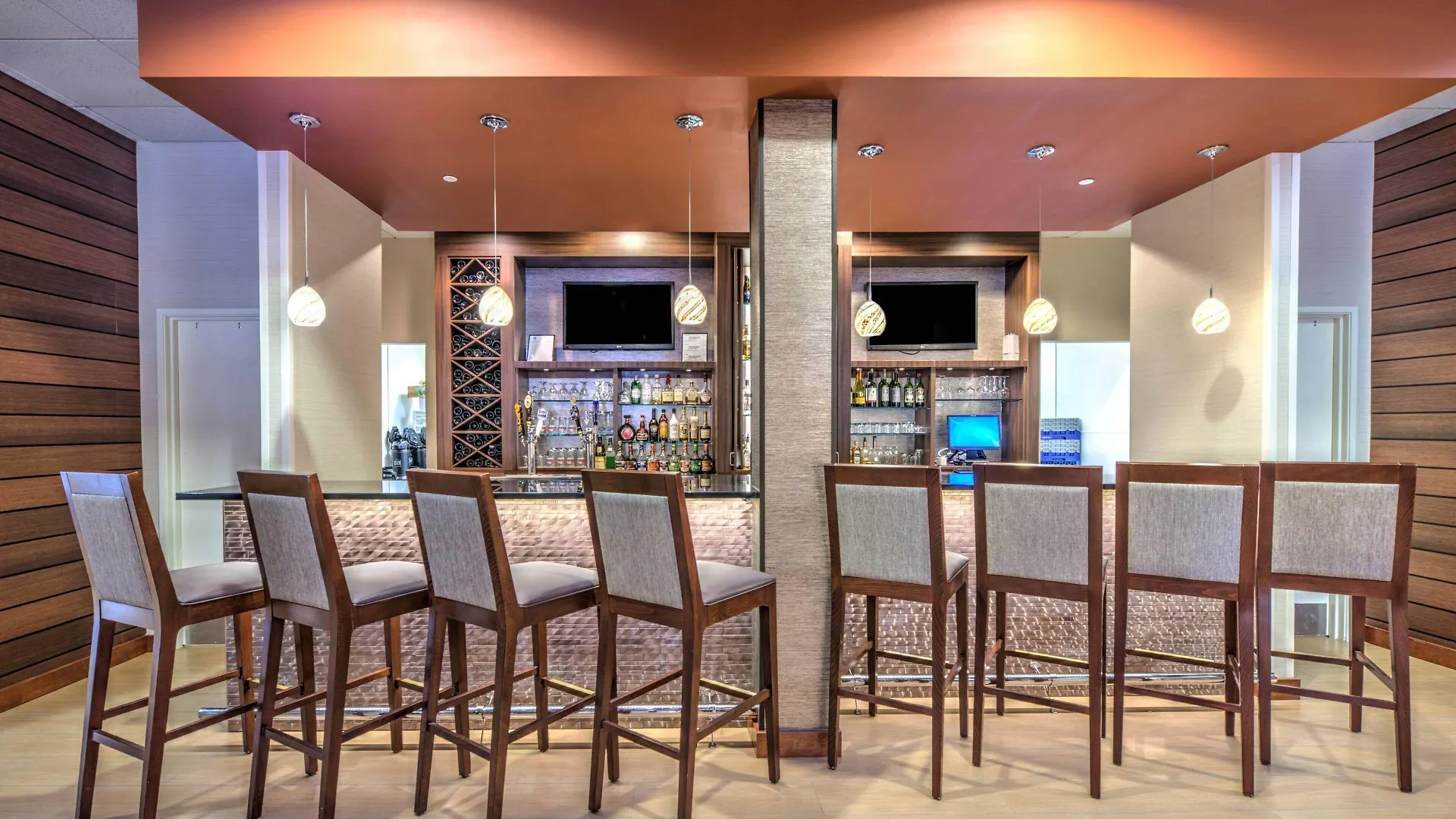 Staying Near Streets at Southpoint: 7 Business Hotels Compared