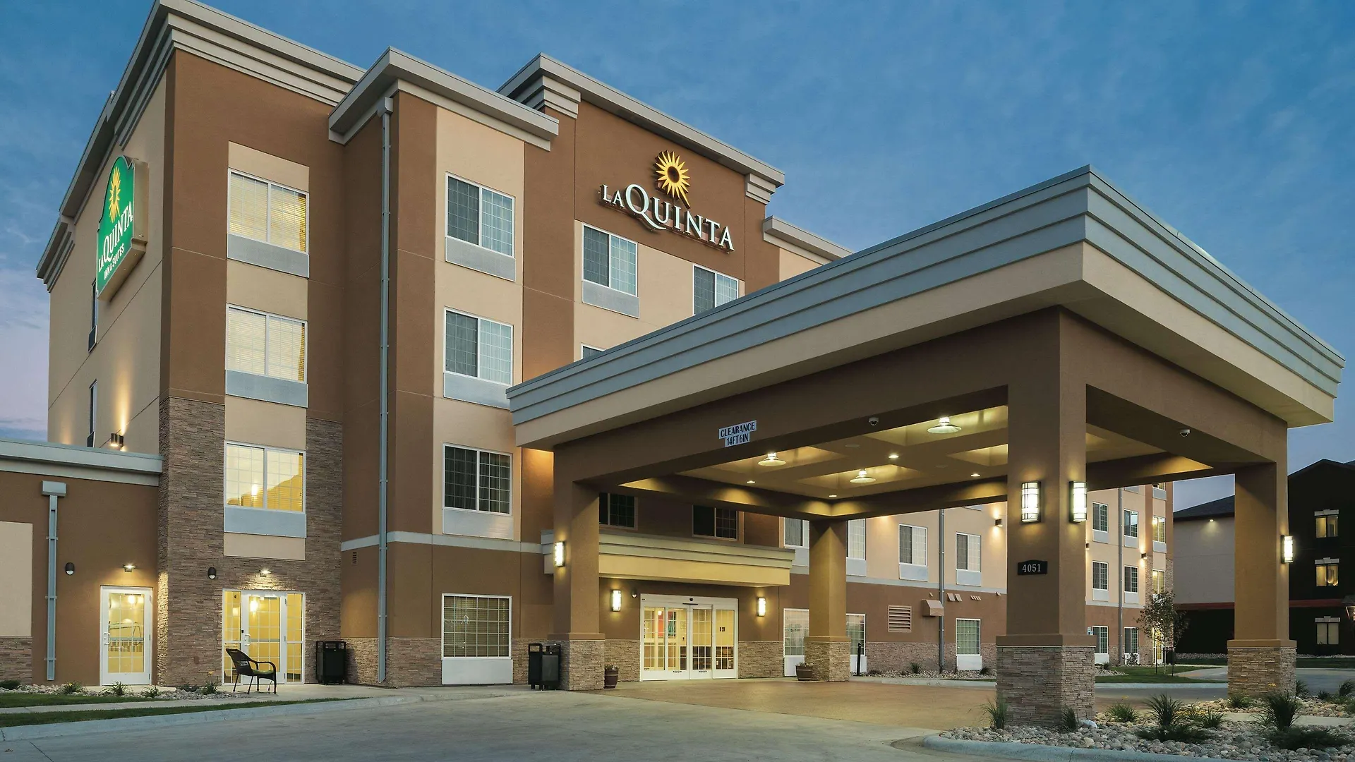 2 Airport Hotels Near Ramada Casino That Deliver