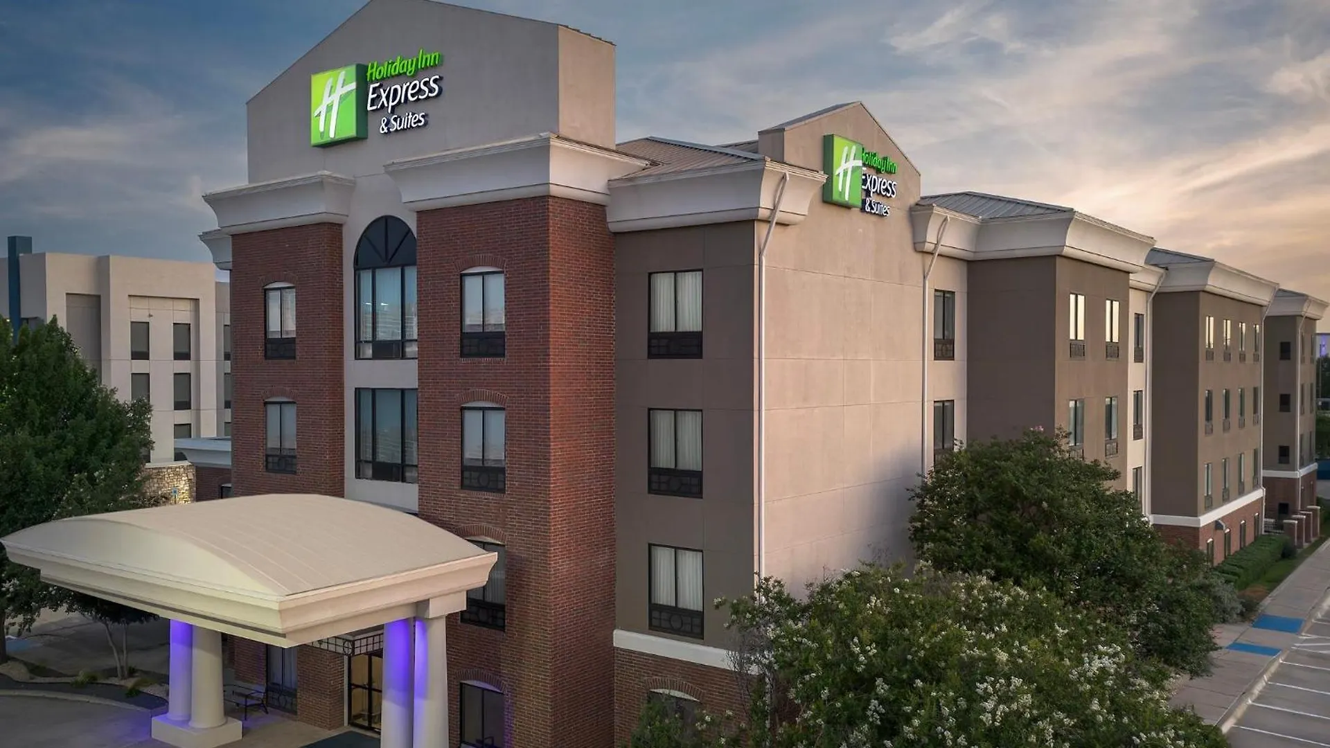 Where to Stay With Kids: 4 Best Family Hotels in Dallas-Fort Worth
