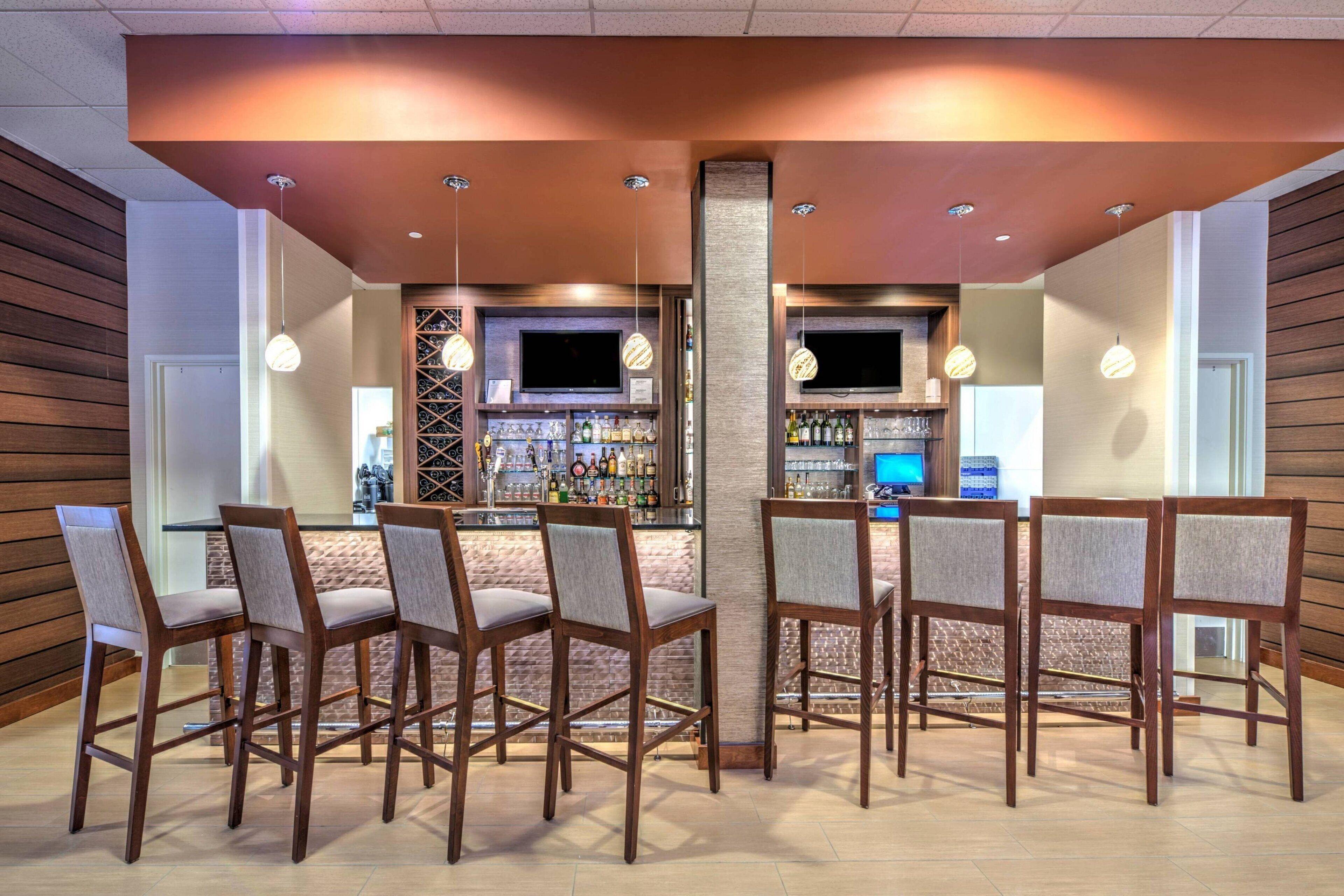 Staying Near Streets at Southpoint: 7 Business Hotels Compared