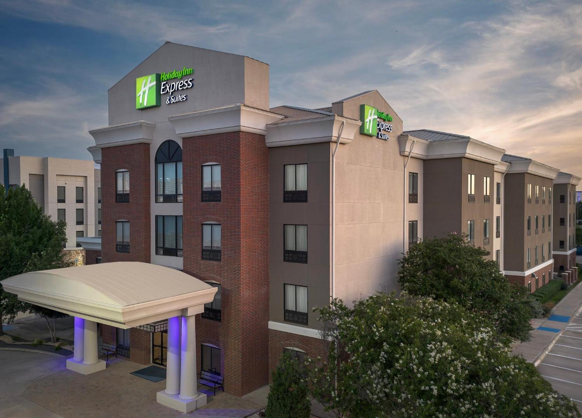 Where to Stay With Kids: 4 Best Family Hotels in Dallas-Fort Worth